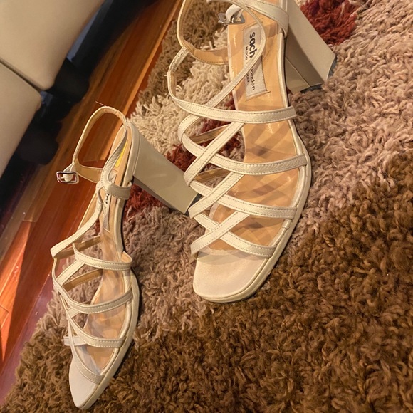 Beautiful cream/light beige shoe a 2.5 in heel - Picture 2 of 5